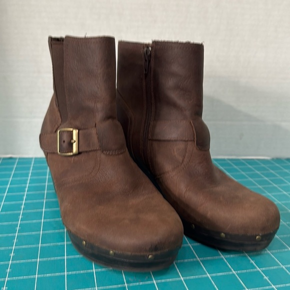 Clark’s Brown Distressed Nubuck Leather Clog Ankle Boot Buckle Woman’s Size 9M - Picture 1 of 16